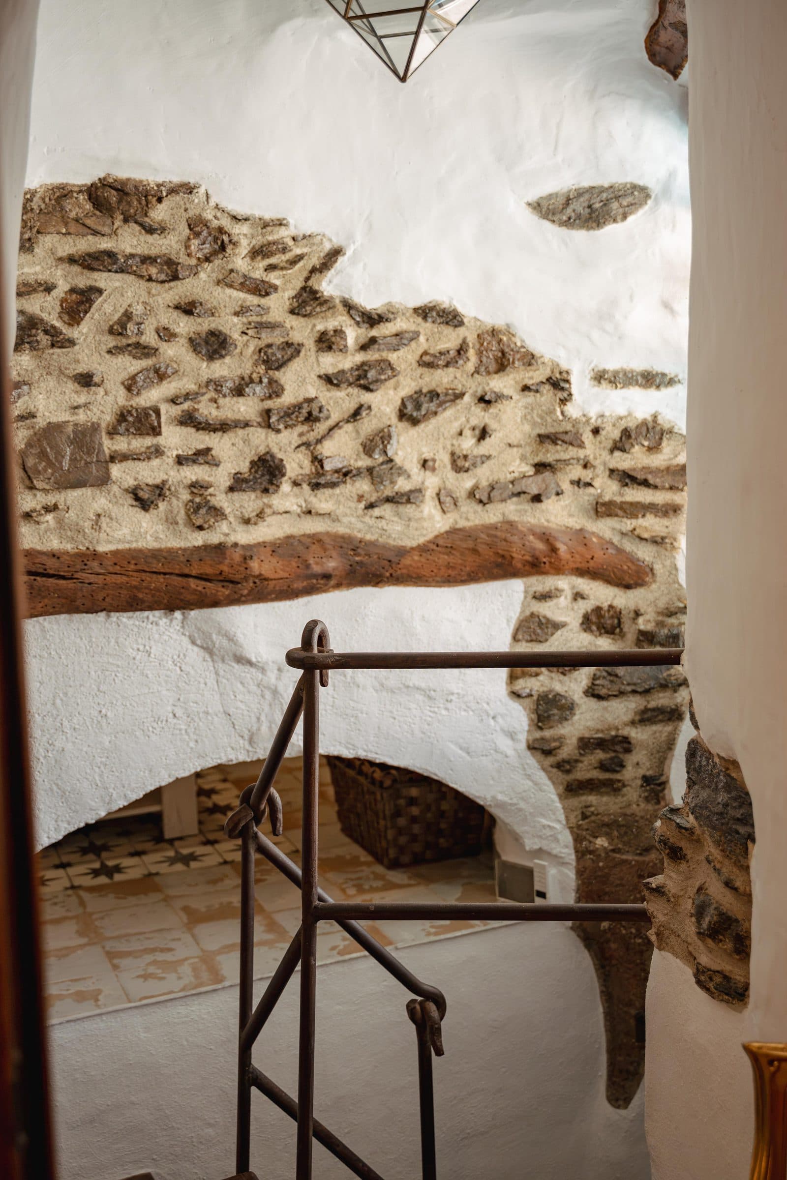 Arco de piedra encalado con viga de madera, en Casa Cuadra, la antigua cuadra de mulos de Albondón
