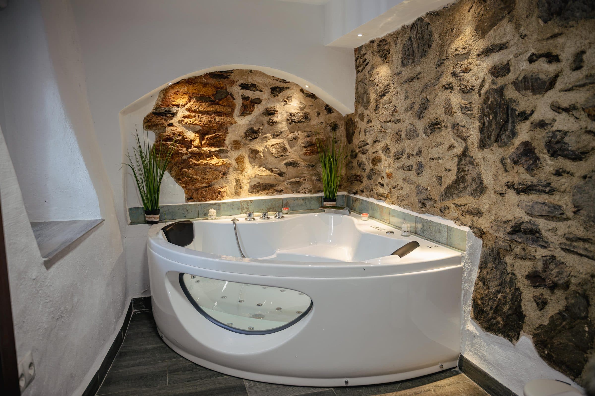 Jacuzzi bajo el arco de piedra iluminado de la antigua cuadra, en Casa Cuadra, en Albondón