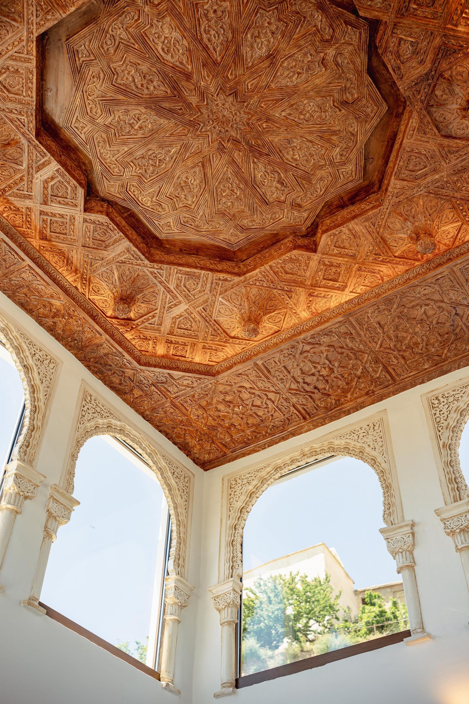 Artesonado de madera labrada sobre arcos de yesería, en la Casa Museo del Trovo y Aguardiente de Murtas