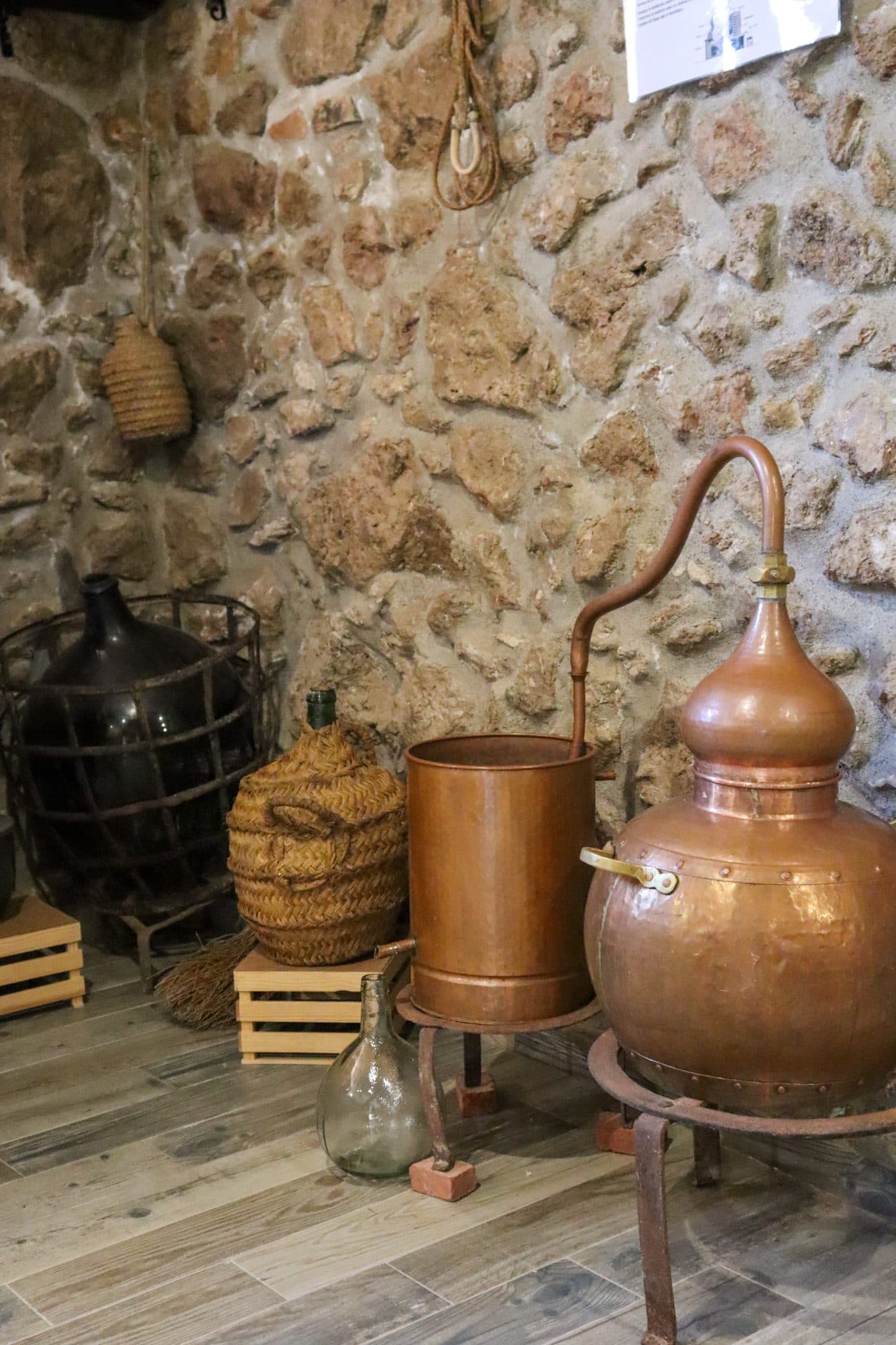 Alambique de cobre y damajuanas del museo del aguardiente, en la Casa Museo del Trovo y Aguardiente de Murtas