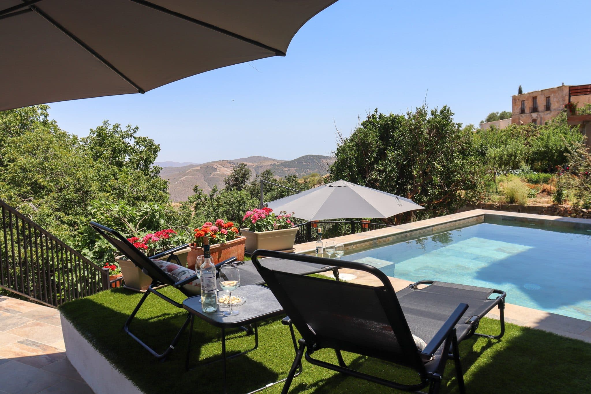 Piscina con vistas al valle y a la sierra, en la Casa Museo del Trovo y Aguardiente de Murtas, en La Alpujarra de Granada