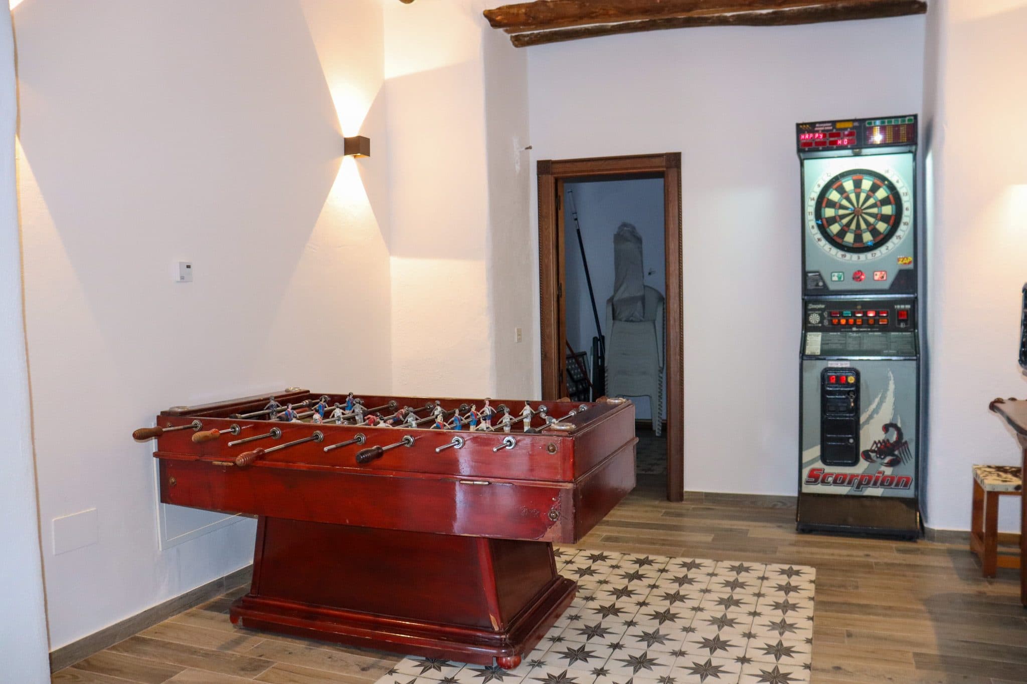 Sala de juegos con futbolín y diana, en la Casa Museo del Trovo y Aguardiente de Murtas