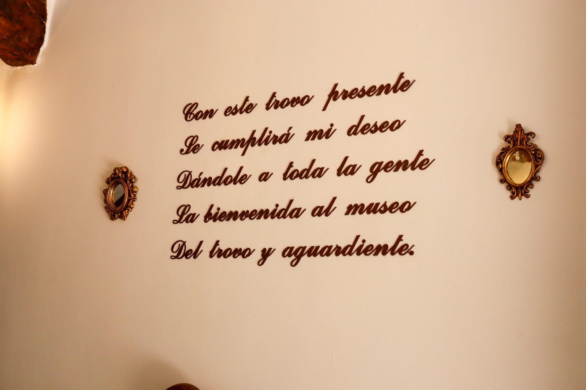 Trovo de bienvenida escrito en la pared del zaguán del museo del trovo y aguardiente, en Murtas