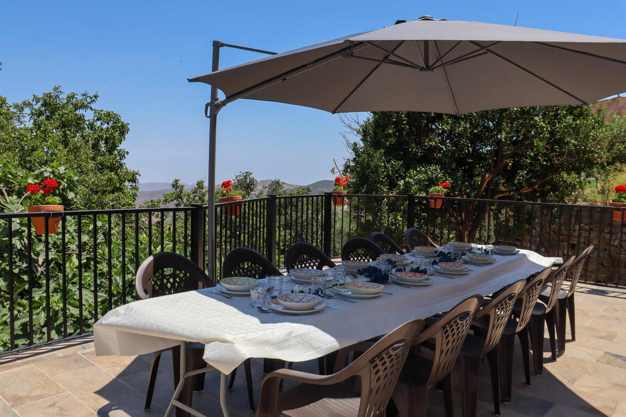 Mesa larga puesta en la terraza para un grupo grande, con vistas al valle, en la Casa Museo del Trovo y Aguardiente de Murtas